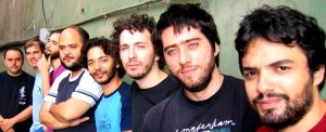 Da esquerda para a direita: Renato Massa, Joca Perpignan, Donatinho, Marlon Sette, Leandro Joaquim, Felipe Pinaud, Alberto Continentino e Bernardo Bosísio.